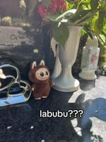 Karel Gott zůstává stále mlád. Labubu trend dorazil i na jeho hrob