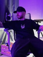 Karlo vydal deluxe verziu svojho nového albumu. Je obohatená o spolupráce s Viktorom Sheenom, Separom či Luca Brassim
