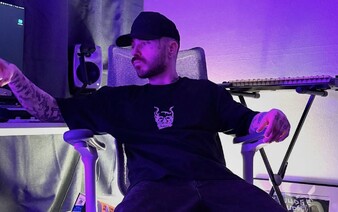 Karlo vydal deluxe verziu svojho nového albumu. Je obohatená o spolupráce s Viktorom Sheenom, Separom či Luca Brassim