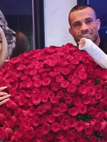 Karlos Vémola má Lelu zpátky doma. Daroval jí 300 růží