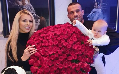 Karlos Vémola má Lelu späť doma. Daroval jej 300 ruží
