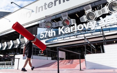 Karlovy Vary živě: Po červeném koberci se prošel Russell Crowe. Festival osobně zahájil Jiří Bartoška 