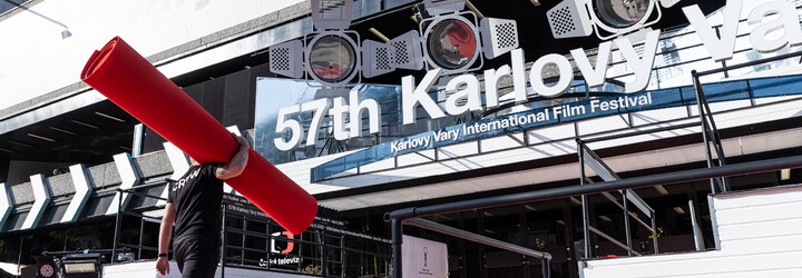 Karlovy Vary živě: Po červeném koberci se prošel Russell Crowe. Festival osobně zahájil Jiří Bartoška 