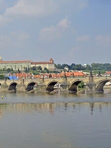 Karlův most se stal terčem vandalů. Policie po nich pátrá