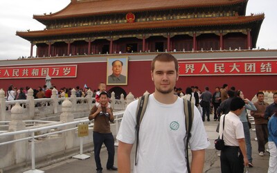 Karol o živote v Číne: Ľudia tu nemajú Facebook, Google, ani YouTube, koníčky Slovákov sú úplne odlišné (Rozhovor)