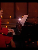 Kate Middleton si zahrála během vánočního koncertu v televizi. Na klavíru doprovázela zpěváka Toma Wolkera