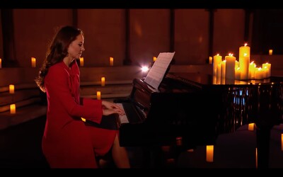 Kate Middleton si zahrala počas vianočného koncertu v televízii. Na klavíri sprevádzala speváka Toma Wolkera