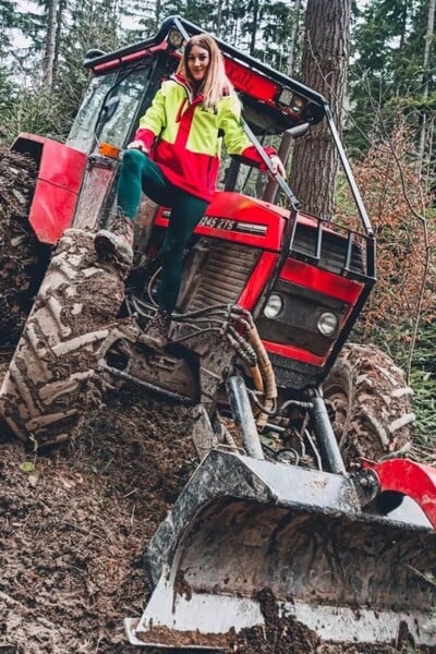 Katka pracuje ako drevorubačka: Rodičia ma videli na výške, ja som chcela jazdiť na traktore. V lese si zarobím dobre (Rozhovor)