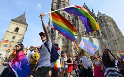 Katolícka cirkev v Poľsku chce založiť kliniky, kde LGBTI ľuďom pomôžu „opäť objaviť prirodzenú sexuálnu orientáciu“