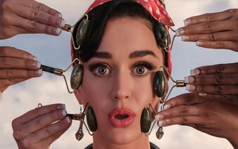 Katy Perry se zuby nehty snaží zůstat relevantní. Místo toho je trapná a úplně mimo