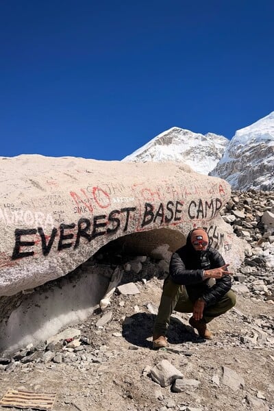 Kauza s graffiti na Mount Evereste pokračuje. Do Separa sa pustil známy zahraničný influencer a sprievodca