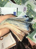 Káva z kaviarne každé ráno a impulzívne nákupy: Robíš tieto chyby s peniazmi aj ty? Odborník vysvetľuje, ako konečne naozaj sporiť
