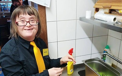 Kavárnu v Praze, kde zaměstnávají lidi s handicapem, někdo kompletně vykradl. Založila proto sbírku a pomoci jí může každý