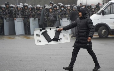 Kazachstán zaplavily demonstrace. Lidé se bouří proti zdražování a autokratickému režimu, zapalují vládní budovy