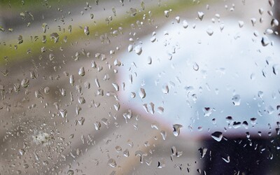 Každú chvíľu na Slovensku udrú silné dažde. Slovákov potrápi aj extrémny vietor (+ mapa)