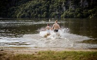Kde se vykoupat: 5 míst ve středních Čechách, kde si užiješ relax v přírodě i vodní sporty