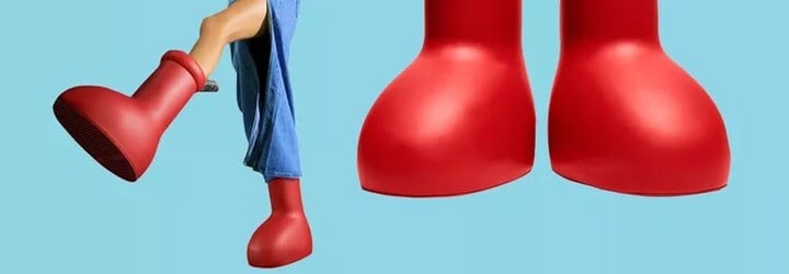 Kde se vzaly velké červené boty, které si oblíbili influenceři?