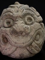 Kdo se to tak šibalsky usmívá? Švýcaři vrátili Peru 2500 let starou hlavu