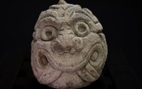 Kdo se to tak šibalsky usmívá? Švýcaři vrátili Peru 2500 let starou hlavu
