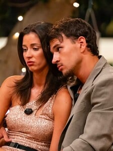 Kdo z Love Islandu údajně pracuje ve strip clubu a kolik má zpěvačka Sia platit na výživném svému ex?