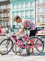 Když si v Praze předplatíš Lítačku, dostaneš 15 minut zdarma na sdíleném kole
