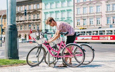 Když si v Praze předplatíš Lítačku, dostaneš 15 minut zdarma na sdíleném kole