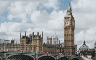 Ke vstupu do Velké Británie budeš brzy potřebovat nové povolení. Zaplatíš za něj pár stovek