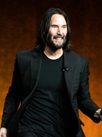 Keanu Reeves dojal fanoušky. Emotivně poděkoval své mámě, která ho celou kariéru podporovala