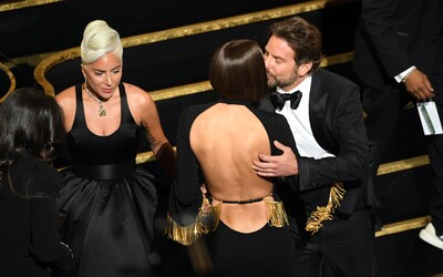 Keď Bradley Cooper bozkával Irinu, Lady Gaga akoby nechcela existovať. Internet sa zabáva na pomyselnom ľúbostnom trojuholníku