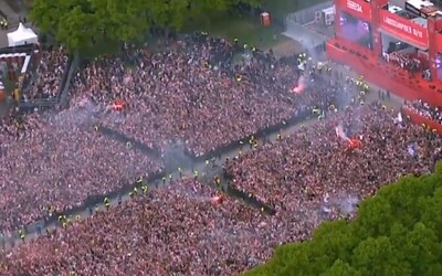 Keď skáče 100 000 ľudí v rovnakej chvíli. Ajax Amsterdam oslavoval ligový titul vo veľkom štýle