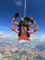 Keď to dokáže 63-ročný Tom Cruise, tak ja tiež. Ako som skočil tandemový zoskok zo 4 kilometrov, hoci sa bojím výšok (Reportáž)