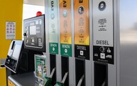 Kedy máme očakávať benzín pod 1,60 €? Analytici vysvetľujú, prečo na slovenských pumpách rýchlo padá cena palív