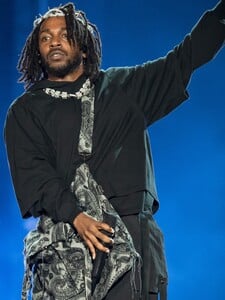 Kendrick Lamar posiela ďalší diss Drakeovi. V skladbe mu odkazuje, že nevydal žiadnu rapovú klasiku a nemá používať slovo ni**a   