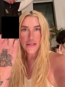 Kesha zmenila text ikonického hitu Tik Tok, kde spievala, že sa cíti ako Diddy. Po novom tam pridala vulgarizmus