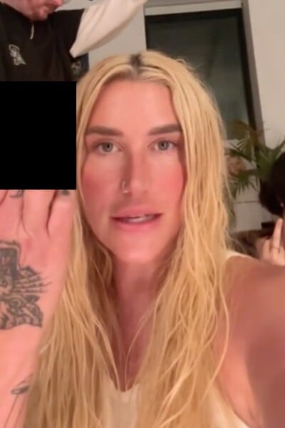 Kesha zmenila text ikonického hitu Tik Tok, kde spievala, že sa cíti ako Diddy. Po novom tam pridala vulgarizmus