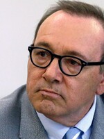 Kevin Spacey čelí čtyřem obviněním ze sexuálního napadení ve Velké Británii