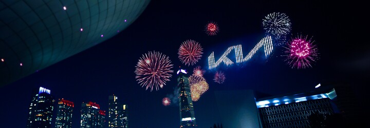 Kia během velkolepé show představila nové logo a stanovila světový rekord
