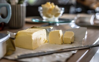 Kilogram másla je o 20 korun levnější než před měsícem. Které další potraviny zlevnily?