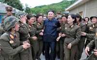 Kim Čong-un buduje mladú armádu. Do boja proti imperialistom z USA sa vraj prihlásilo 800 000 študentov a dobrovoľníkov