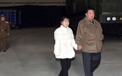 Kim Čong-un znovu ukázal dceru, mluví se o jejím nástupnictví