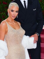 Kim Kardashian čelí obvinění z roztržení šatů Marilyn Monroe