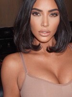 Kim Kardashian čelí problémom kvôli spodnej bielizni Kimono. Japonci ju kritizujú, že si privlastnila ich kultúru