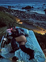 Kim Kardashian pózuje s Tesla robotom: Túli sa k nemu na matraci a relaxuje pri bazéne