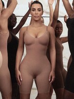 Kim Kardashian predstavuje vlastnú značku tvarovacej spodnej bielizne Kimono