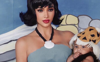Kim Kardashian pridala svoju dcéru na fotku cez Photoshop a všetci sa jej smejú. Vzniklo množstvo vtipných obrázkov