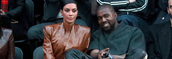 Kim Kardashian prišla v erotickej kukle podporiť listening párty Kanyeho Westa. Ich 8-ročnej dcére dala potetovať tvár