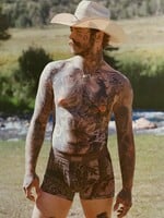 Kim Kardashian rozšiřuje značku SKIMS o novou kolekci pro muže. Tváří kampaně je Post Malone