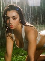 Kim Kardashian si vybrala rebelskú Charlie XCX ako tvár novej kolekcie Skims. Tá pózuje v mokrej spodnej bielizni