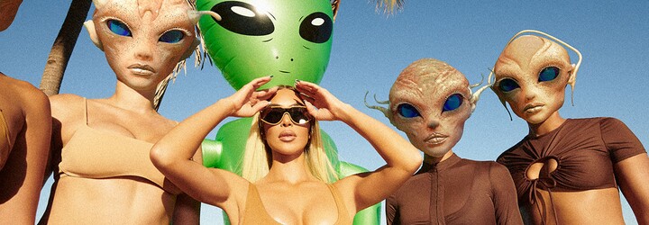 Kim Kardashian uvádza letnú kolekciu značky Skims. V kampani pózujú „mimozemšťania“ v plavkách