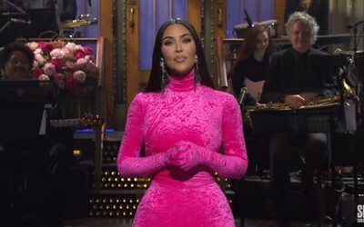 Kim Kardashian v SNL žartovala o svojom pornovideu. Povedala tiež, že Kanye West je najlepší raper všetkých čias